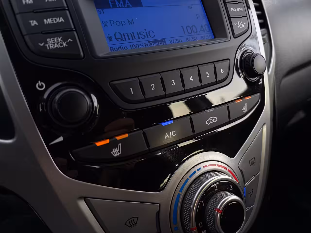 Hyundai ix20 1.6i Go | Stoelverwarming | Trekhaak | After market Achteruitrijcamera | Bluetooth telefoo