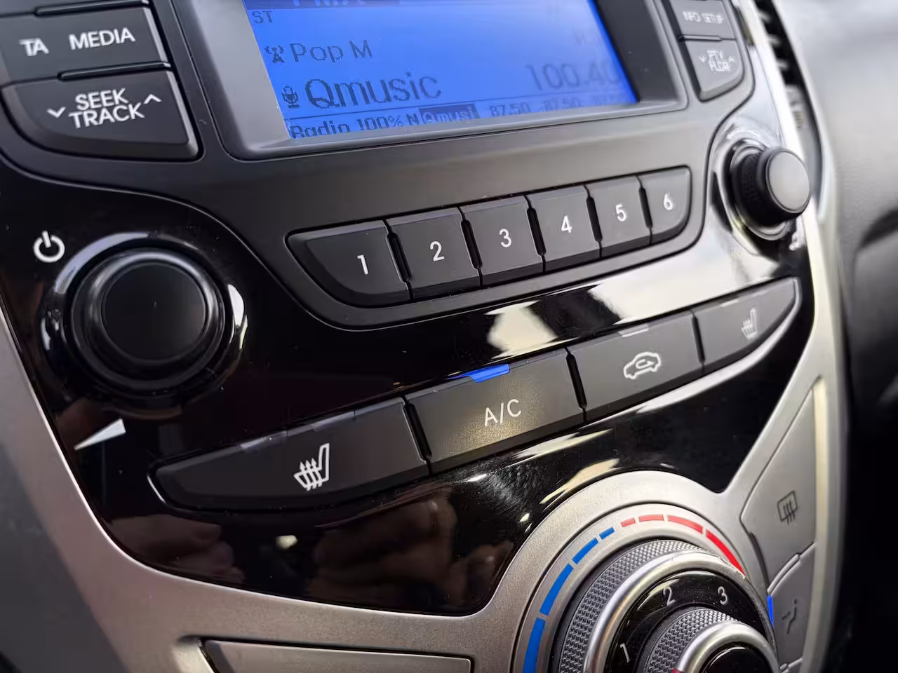 Hyundai ix20 1.6i Go | Stoelverwarming | Trekhaak | After market Achteruitrijcamera | Bluetooth telefoo