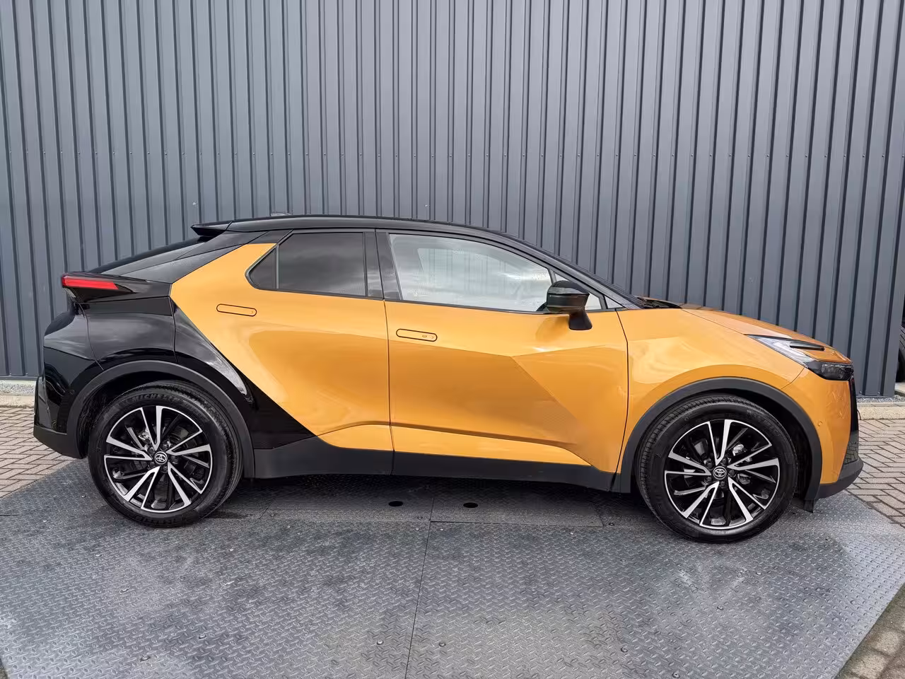 Toyota C-HR 2.0 Hybrid 200(geen Plug-in) Première Edition | Vol LEER | Afnm. Trekhaak | Pano dak | 360