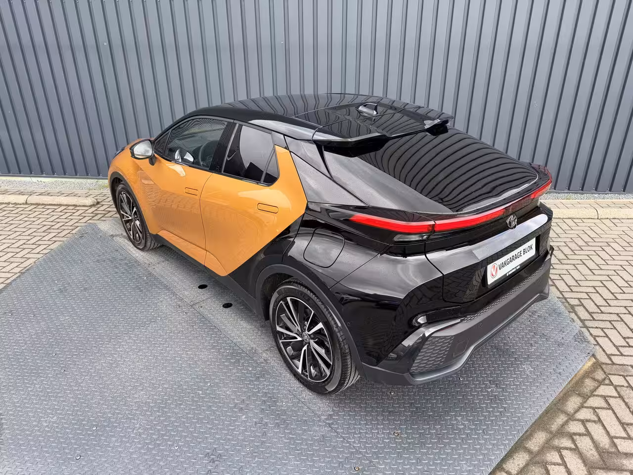Toyota C-HR 2.0 Hybrid 200(geen Plug-in) Première Edition | Vol LEER | Afnm. Trekhaak | Pano dak | 360