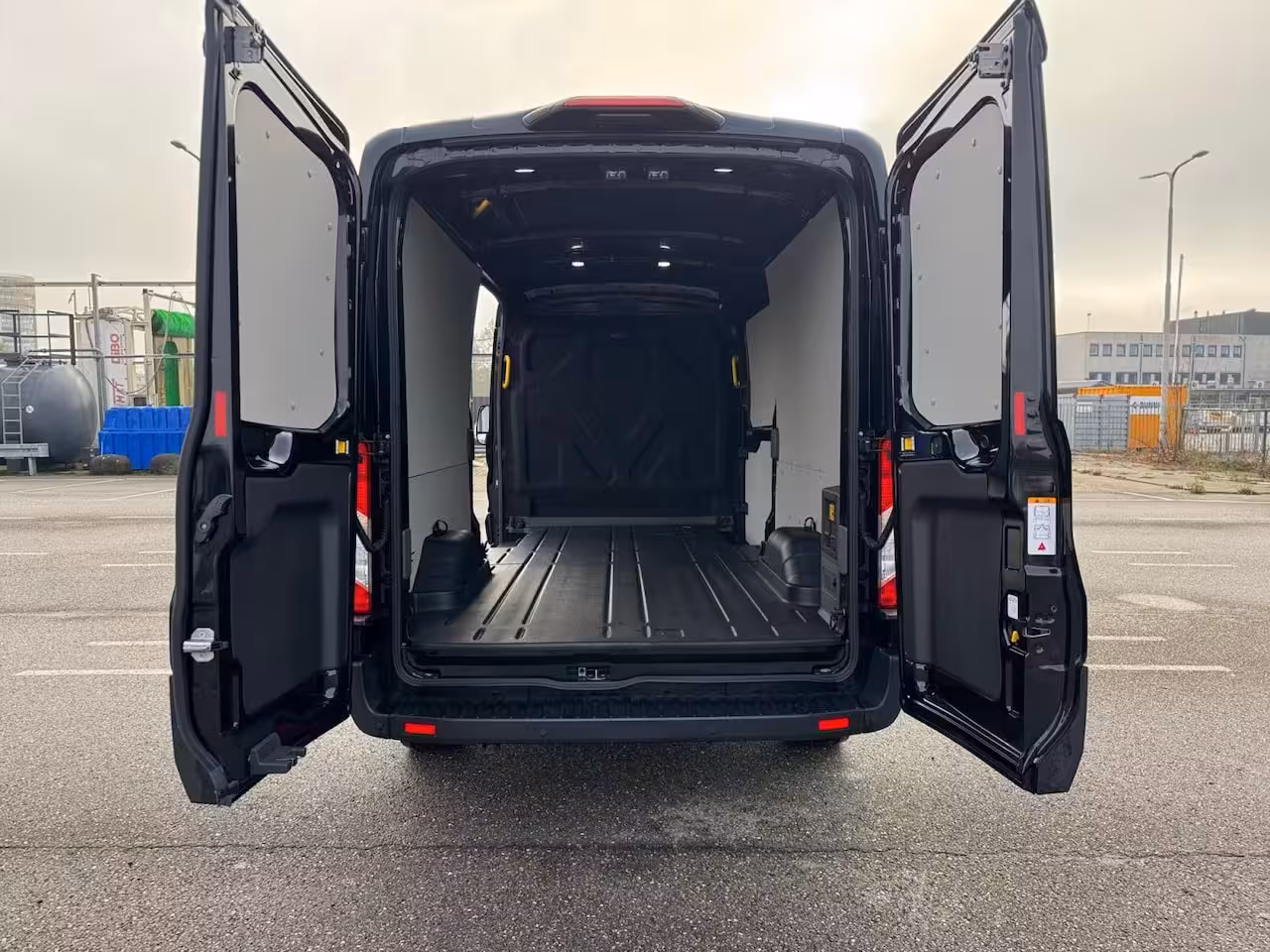 Ford E-Transit 350 L3H2 Trend 68 kWh | Uit Voorraad Leverbaar | Prijs inclusief €8.285, - Ready Set Bonus