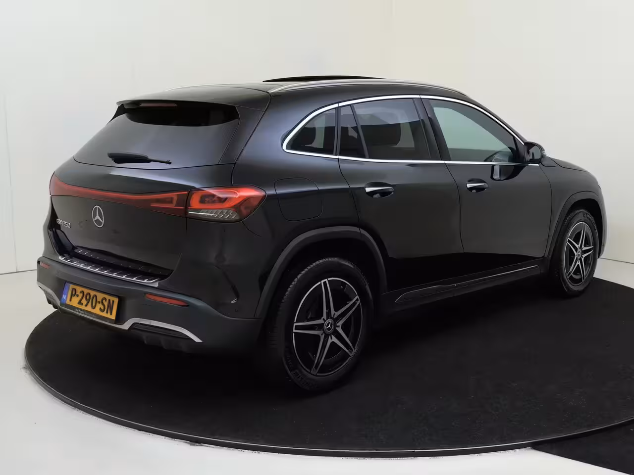 Mercedes-Benz EQA 250 Business Solution AMG 67 kWh Panoramadak / Keyless / Privacy Glass / Parkeercamera / S