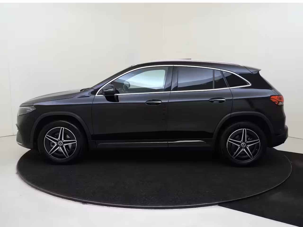 Mercedes-Benz EQA 250 Business Solution AMG 67 kWh Panoramadak / Keyless / Privacy Glass / Parkeercamera / S