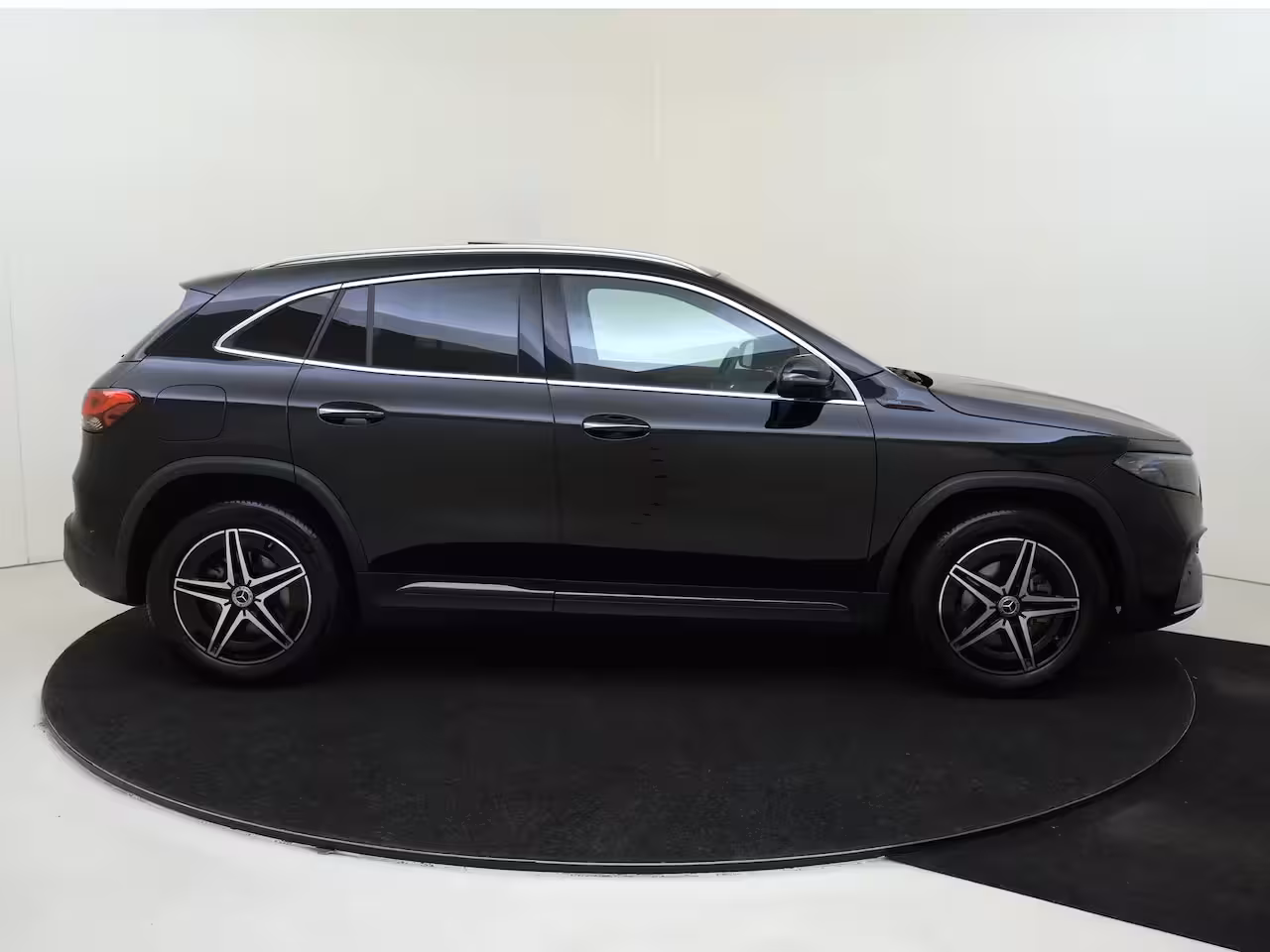 Mercedes-Benz EQA 250 Business Solution AMG 67 kWh Panoramadak / Keyless / Privacy Glass / Parkeercamera / S