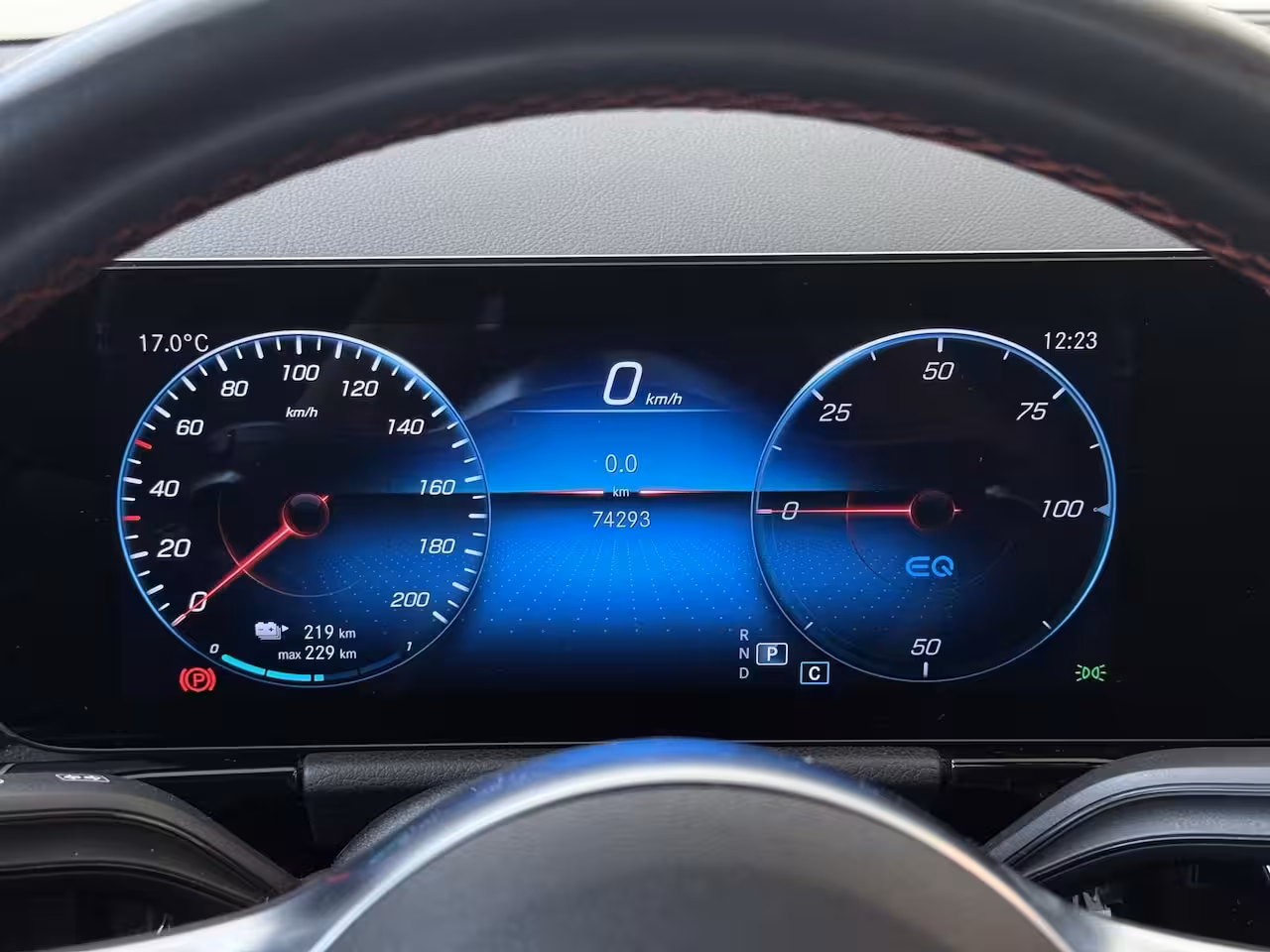 Mercedes-Benz EQA 250 Business Solution AMG 67 kWh Panoramadak / Keyless / Privacy Glass / Parkeercamera / S