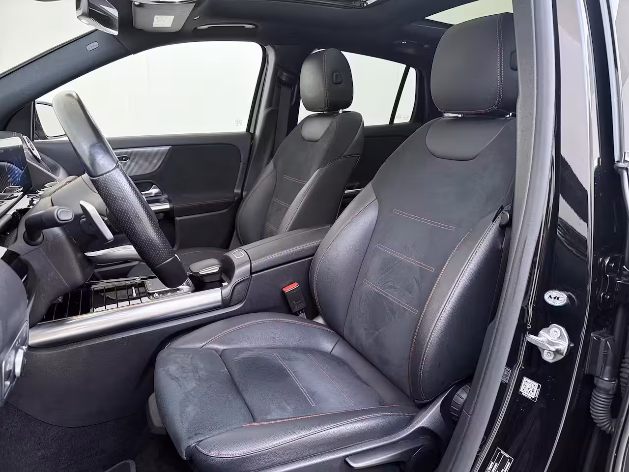 Mercedes-Benz EQA 250 Business Solution AMG 67 kWh Panoramadak / Keyless / Privacy Glass / Parkeercamera / S