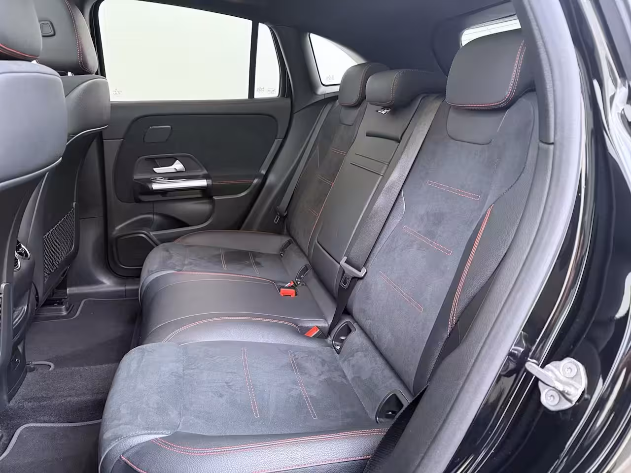 Mercedes-Benz EQA 250 Business Solution AMG 67 kWh Panoramadak / Keyless / Privacy Glass / Parkeercamera / S