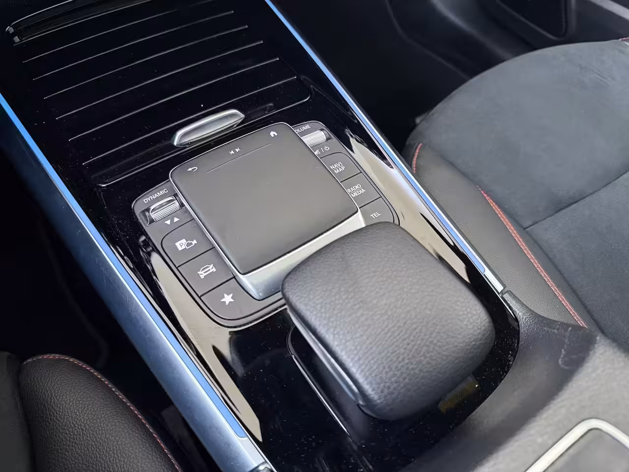 Mercedes-Benz EQA 250 Business Solution AMG 67 kWh Panoramadak / Keyless / Privacy Glass / Parkeercamera / S