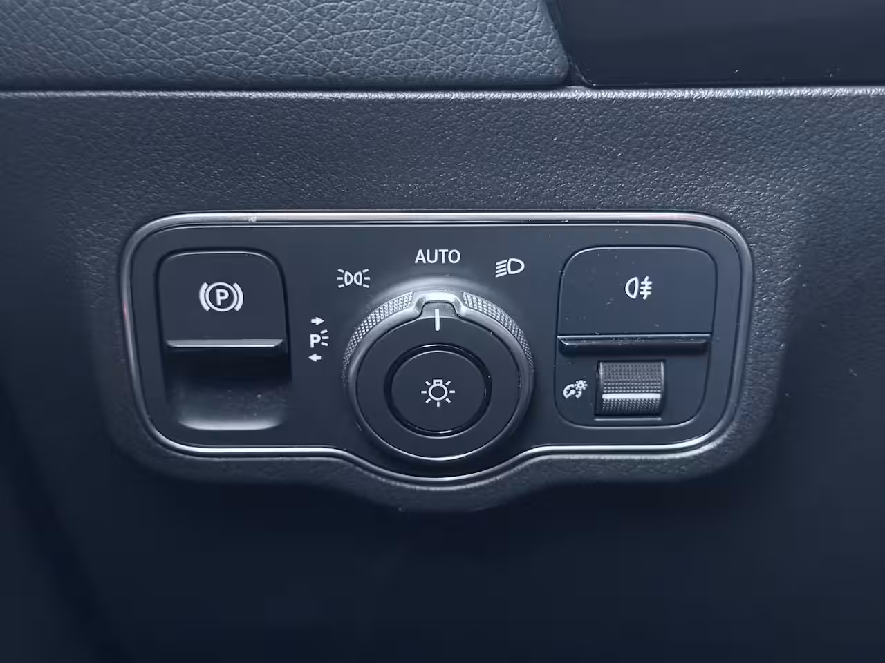 Mercedes-Benz EQA 250 Business Solution AMG 67 kWh Panoramadak / Keyless / Privacy Glass / Parkeercamera / S