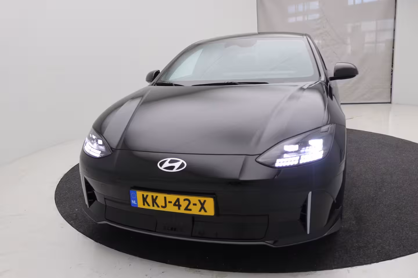 Hyundai IONIQ 6 Connect 53 kWh | 18-inch lichtmetalen velgen | Abyss Black Pearl | Achterstoelen verwarmd