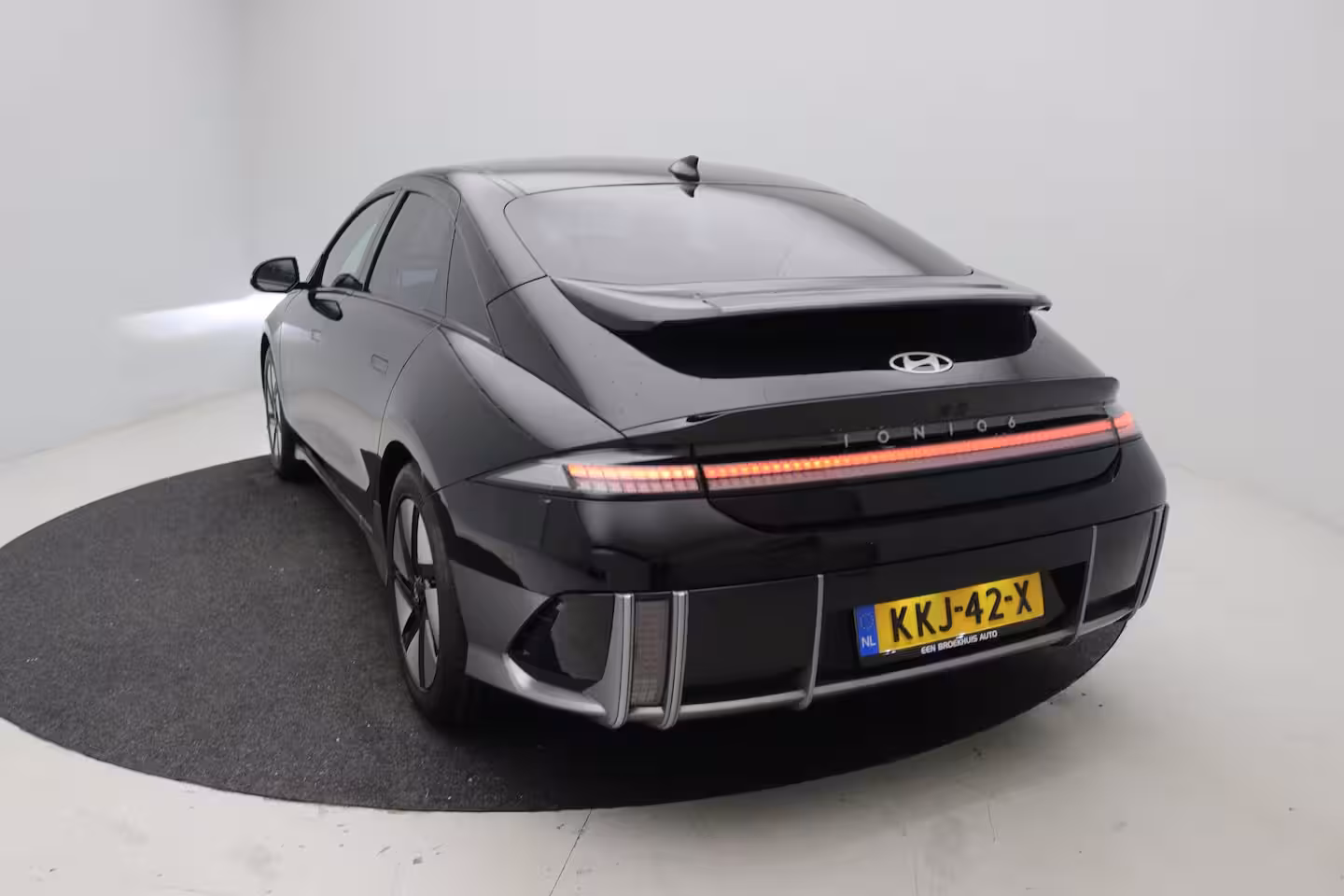 Hyundai IONIQ 6 Connect 53 kWh | 18-inch lichtmetalen velgen | Abyss Black Pearl | Achterstoelen verwarmd