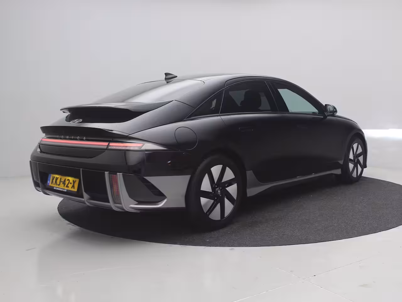 Hyundai IONIQ 6 Connect 53 kWh | 18-inch lichtmetalen velgen | Abyss Black Pearl | Achterstoelen verwarmd