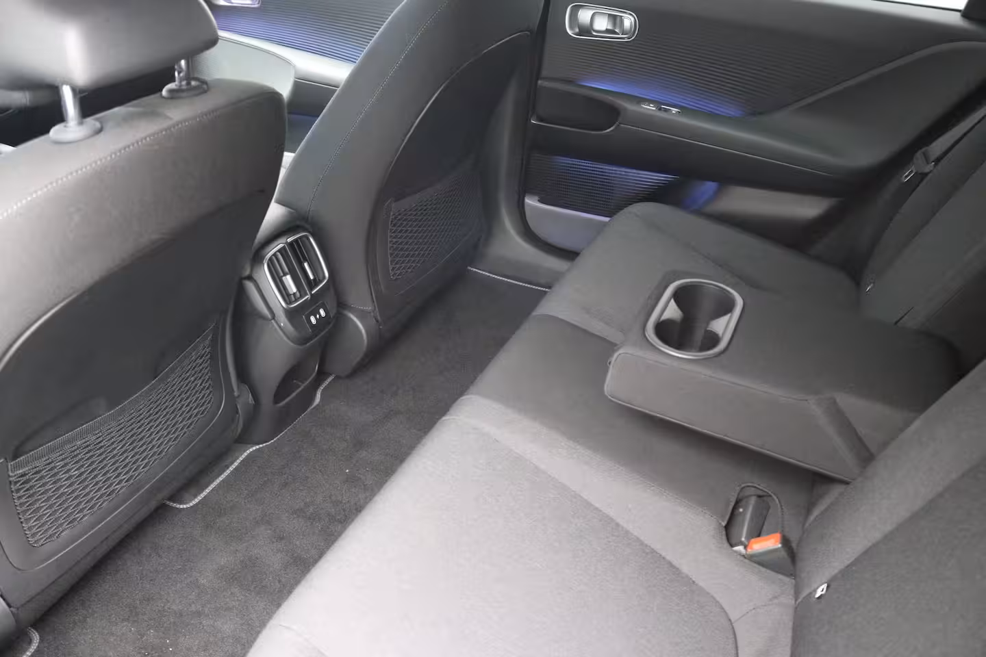 Hyundai IONIQ 6 Connect 53 kWh | 18-inch lichtmetalen velgen | Abyss Black Pearl | Achterstoelen verwarmd