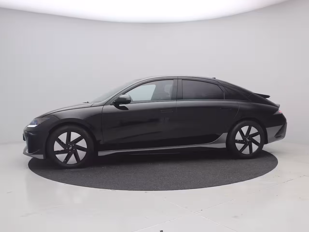 Hyundai IONIQ 6 Connect 53 kWh | 18-inch lichtmetalen velgen | Abyss Black Pearl | Achterstoelen verwarmd