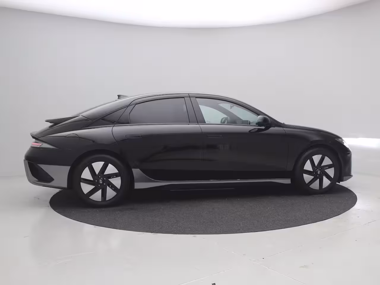 Hyundai IONIQ 6 Connect 53 kWh | 18-inch lichtmetalen velgen | Abyss Black Pearl | Achterstoelen verwarmd