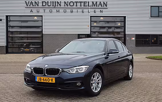 BMW 3-serie 318i Essential / Leer / Navigatie / Automaat / N.A.P