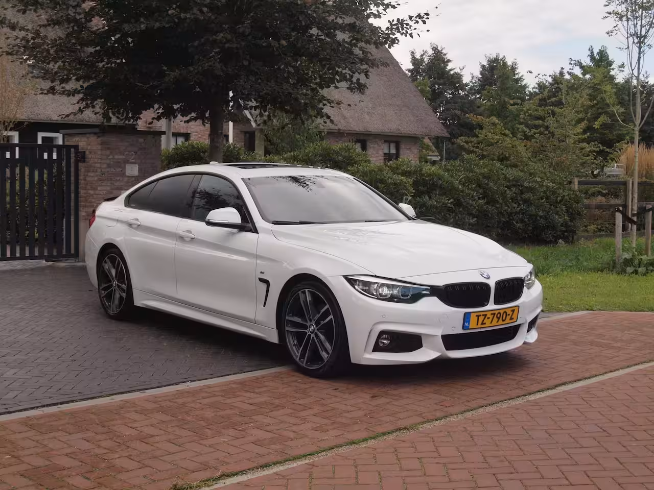 BMW 4-serie Gran Coupé 420i High Executive | M-Pakket | Panoramadak | Trekhaak | NL-Auto |