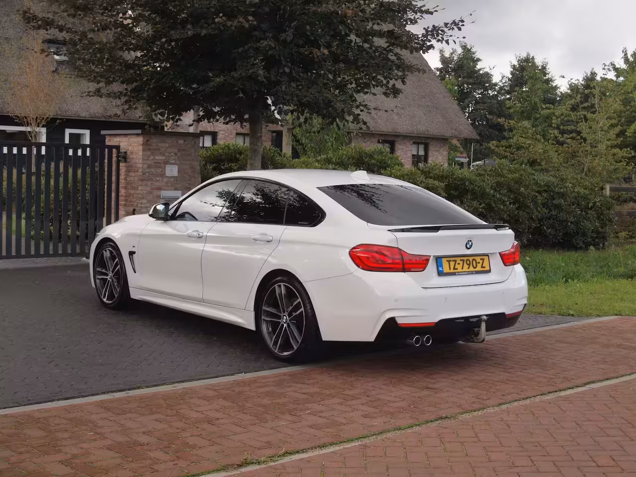 BMW 4-serie Gran Coupé 420i High Executive | M-Pakket | Panoramadak | Trekhaak | NL-Auto |