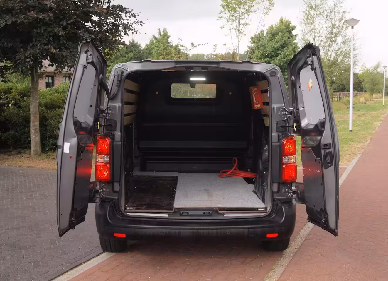 Peugeot e-Expert Standard Premium 75 kWh | Side bars | Apple Carplay | Zware Accupakket | Camera | Cruise C