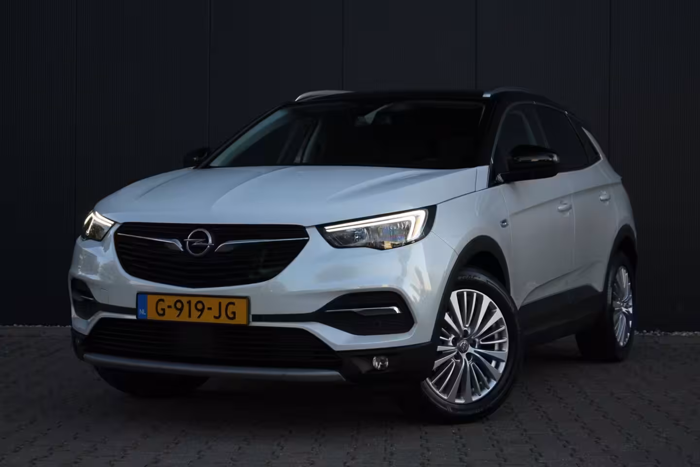 Opel Grandland X 1.2 Turbo Innovation | Automaat | Trekhaak | Camera | Elektrische klep | Carplay | NAP |