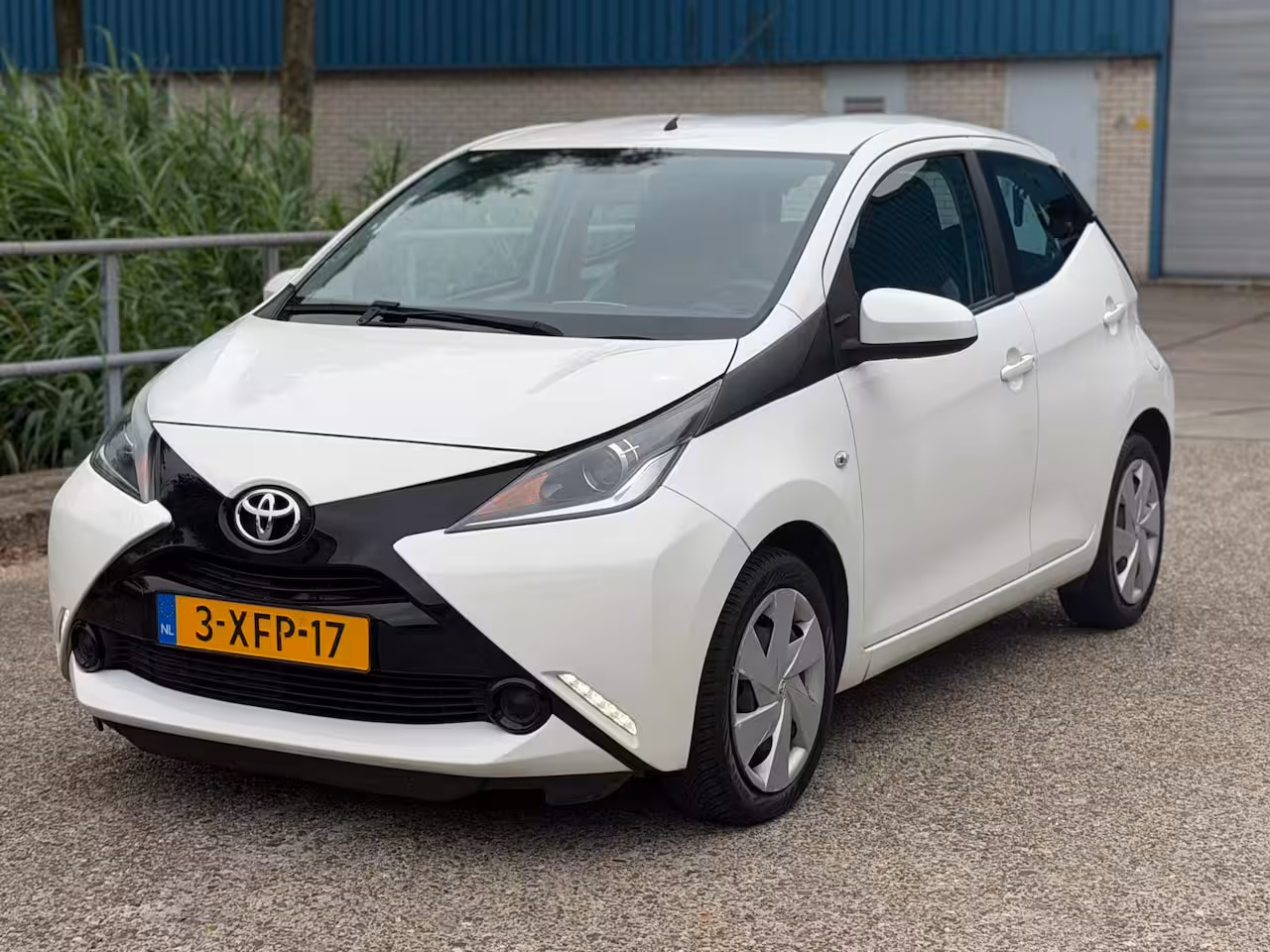 Toyota Aygo 1.0 VVT-i x-play Grootscherm Airco Camera NAP 1 jaar APK