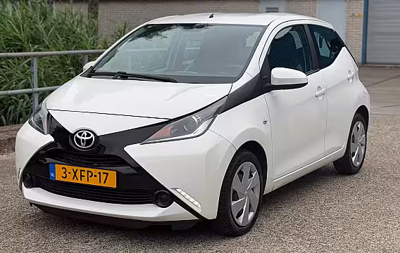 Toyota Aygo 1.0 VVT-i x-play Grootscherm Airco Camera NAP 1 jaar APK
