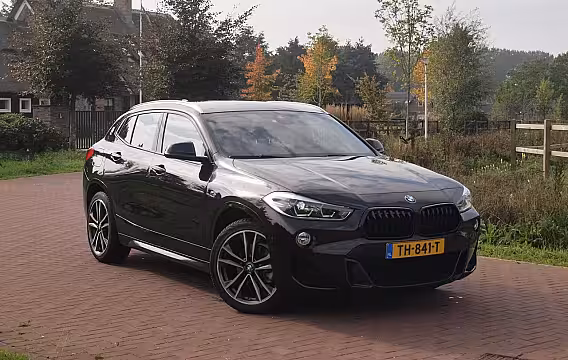 BMW X2 sDrive18i High Executive | M-pakket | Camera | Head-Up Display | Navi | Afneembare Trekhaa