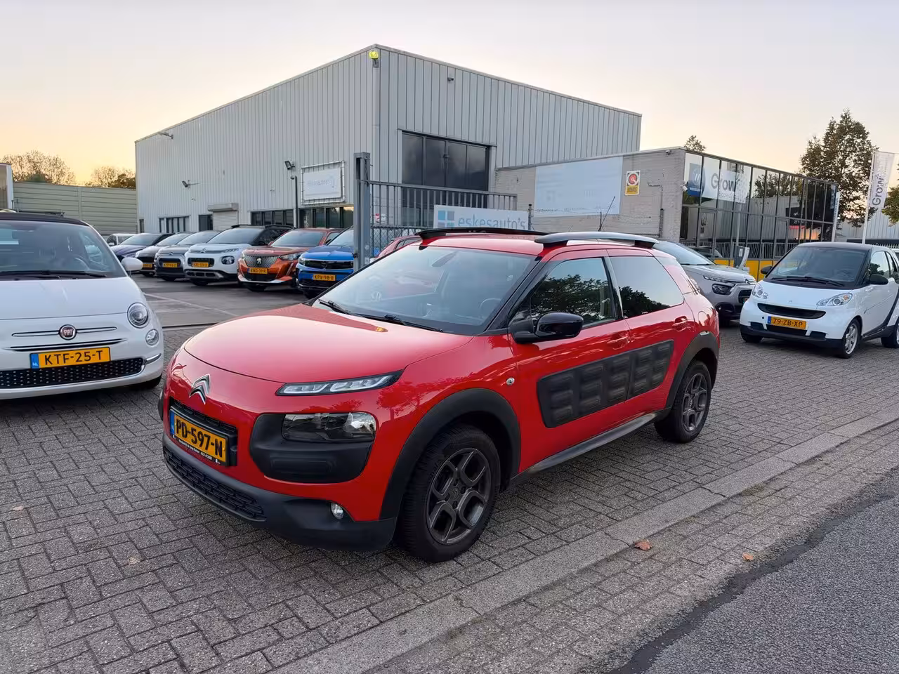 Citroën C4 Cactus 1.2 PureTech Shine, Automaat, Navi, Airco, NAP, Dealer onderhouden, Trekhaak, Riem is verv