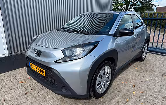 Toyota Aygo X 1.0 VVT-i MT Play / APPLE CARPLAY / CAMERA / AIRCO / CRUISE CONTROL /1E EIGENAAR / ELEK. P