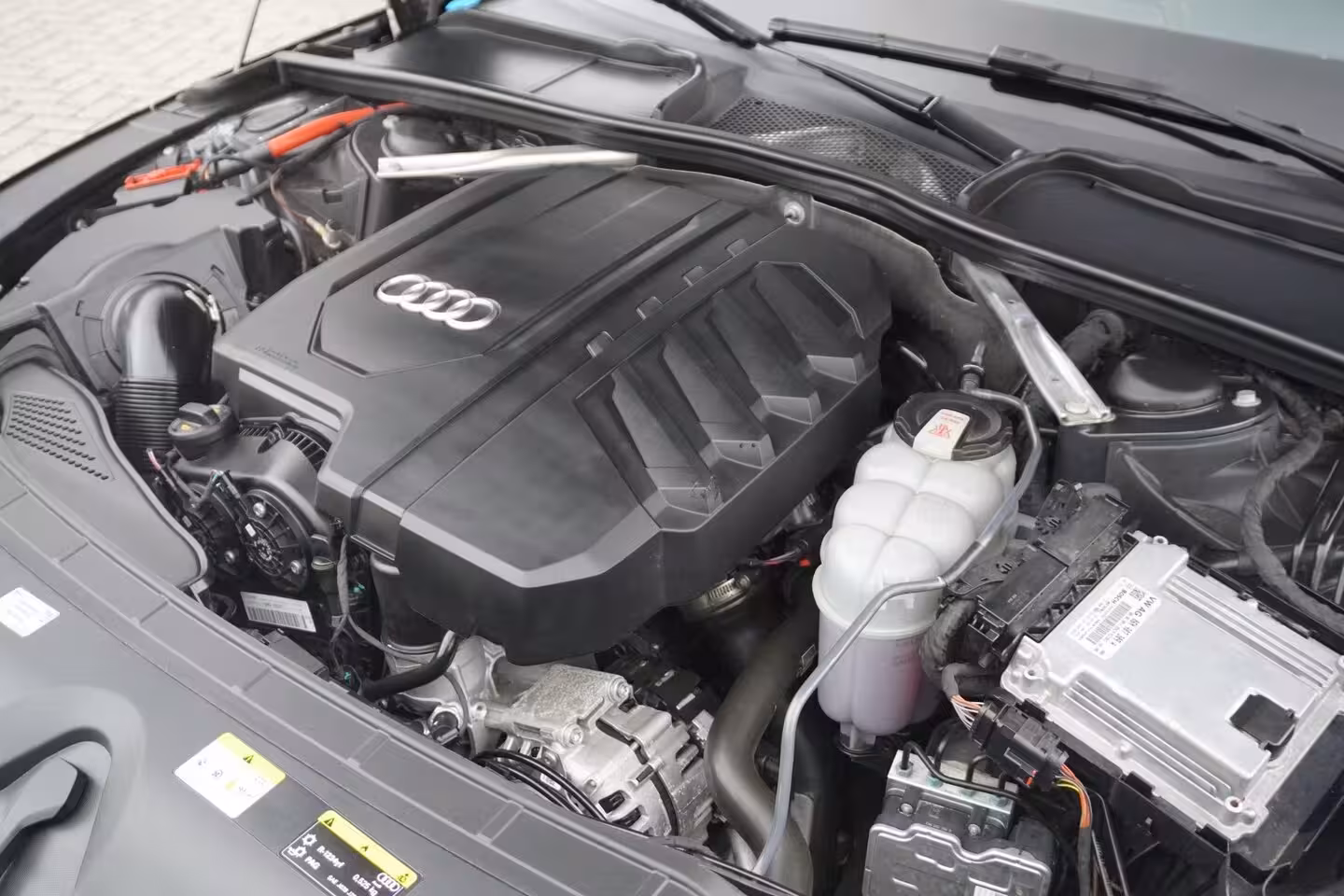 Audi A4 Avant 35 TFSI S edition Competition / Massage / Trekhaak / Virtual dash / Camera