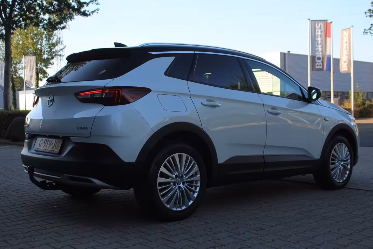 Opel Grandland X 1.2 Turbo Innovation | Automaat | Trekhaak | Camera | Elektrische klep | Carplay | NAP |