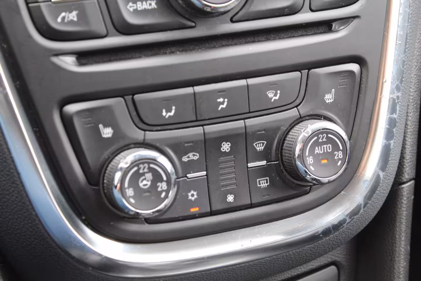 Opel Mokka 1.6 Selection | Trekhaak | Stoel / Stuurverwarming | Clima / Cruise control | PDC | Leder
