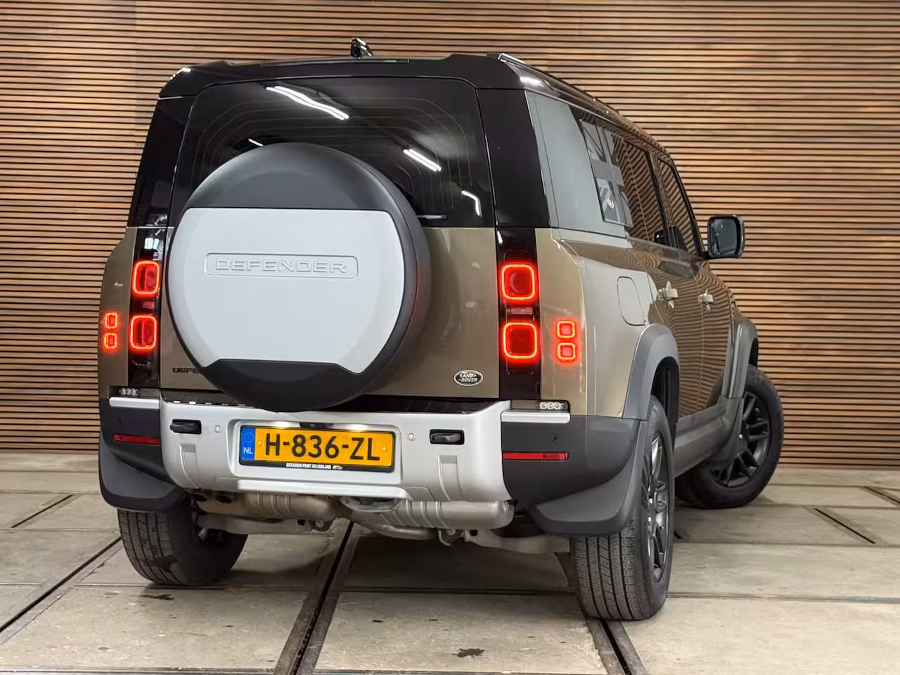 Land Rover Defender 110 2.0 D200 110 | Pano | PPF | Meridian | Trekhaak | Carplay | Geel kenteken