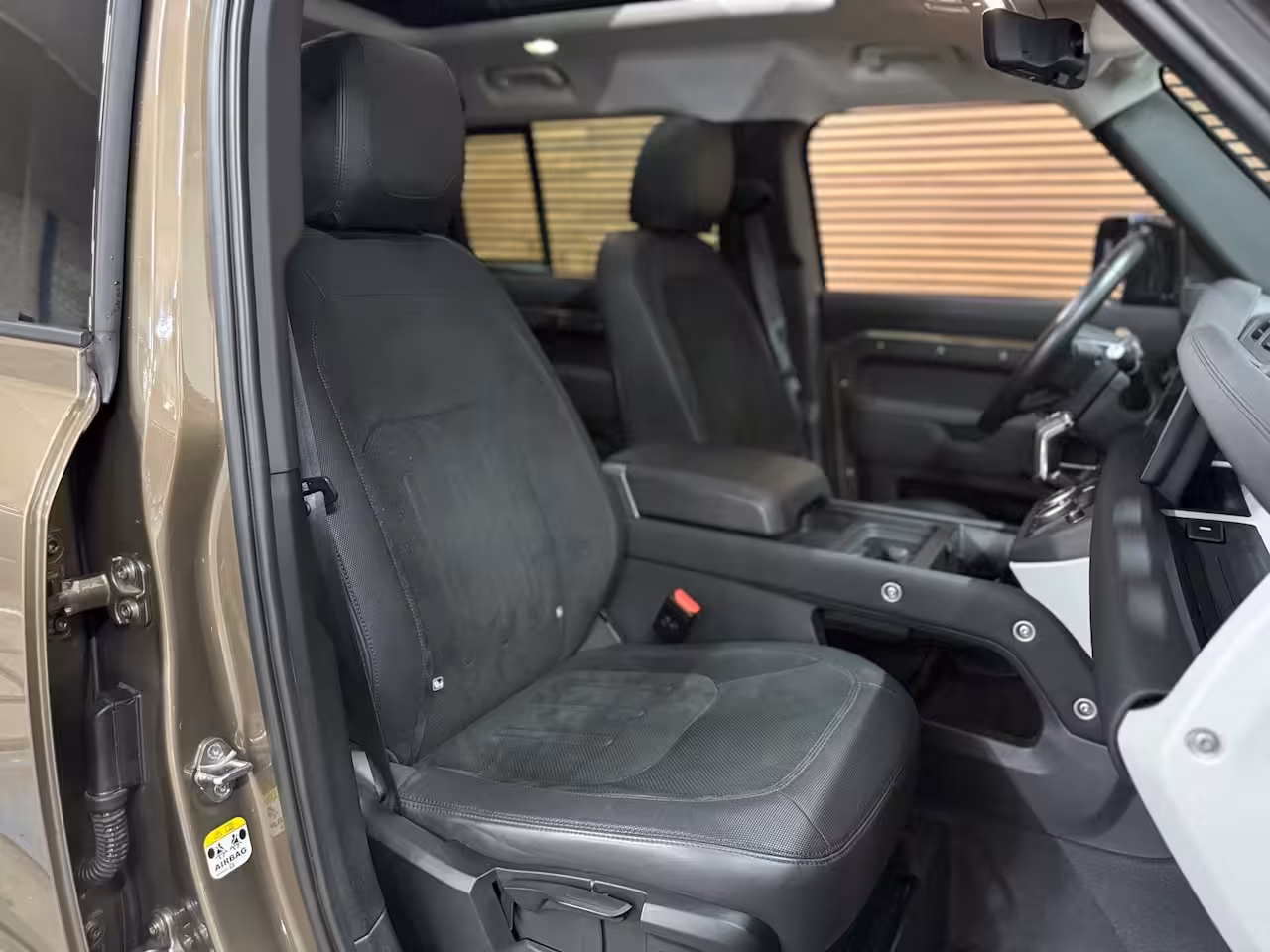 Land Rover Defender 110 2.0 D200 110 | Pano | PPF | Meridian | Trekhaak | Carplay | Geel kenteken