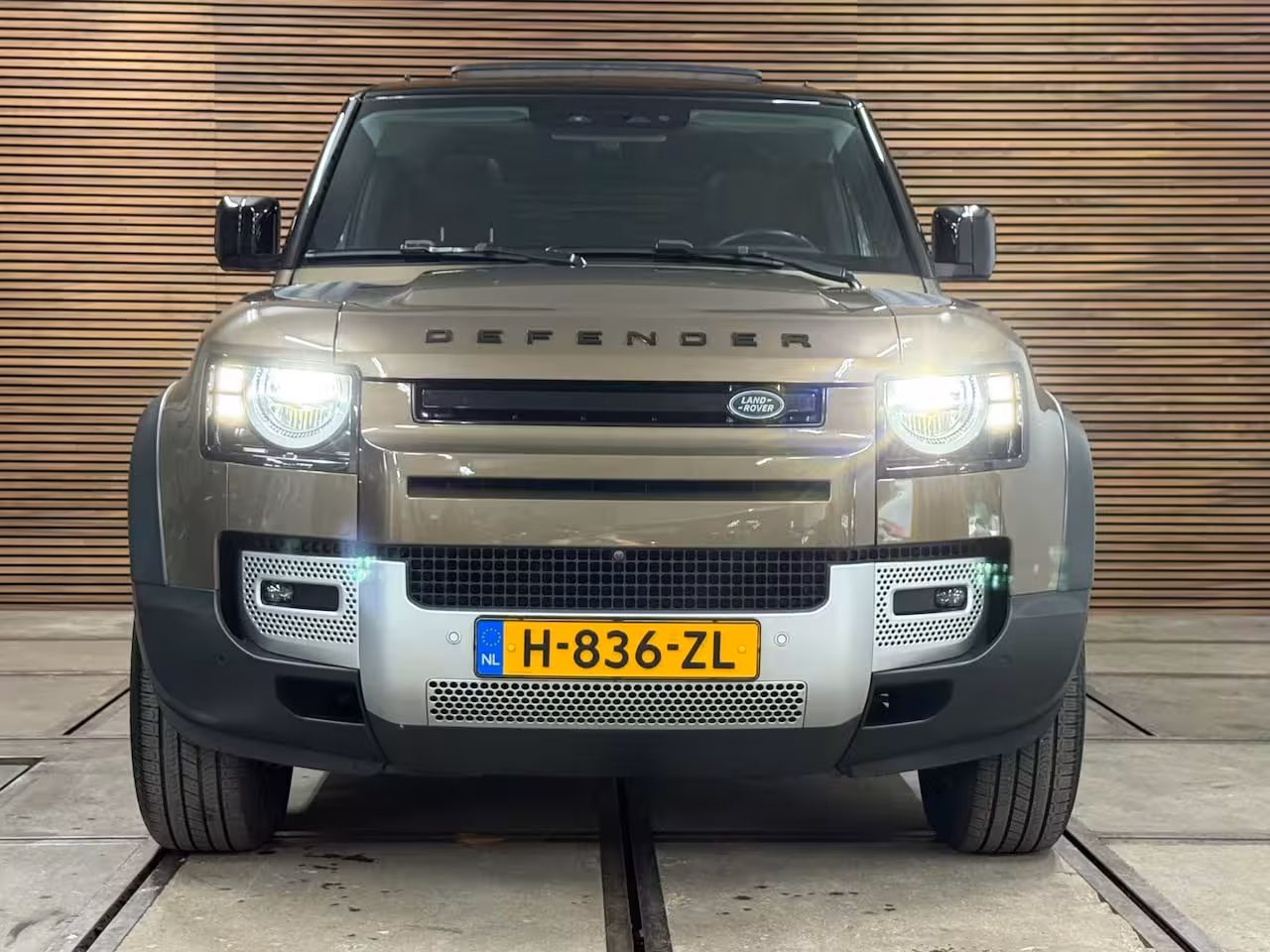 Land Rover Defender 110 2.0 D200 110 | Pano | PPF | Meridian | Trekhaak | Carplay | Geel kenteken