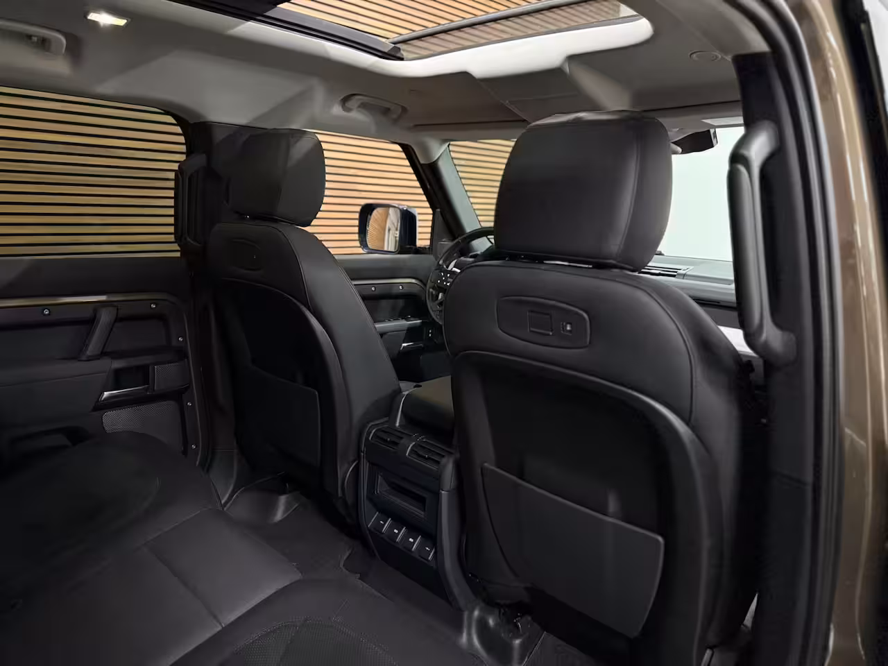 Land Rover Defender 110 2.0 D200 110 | Pano | PPF | Meridian | Trekhaak | Carplay | Geel kenteken