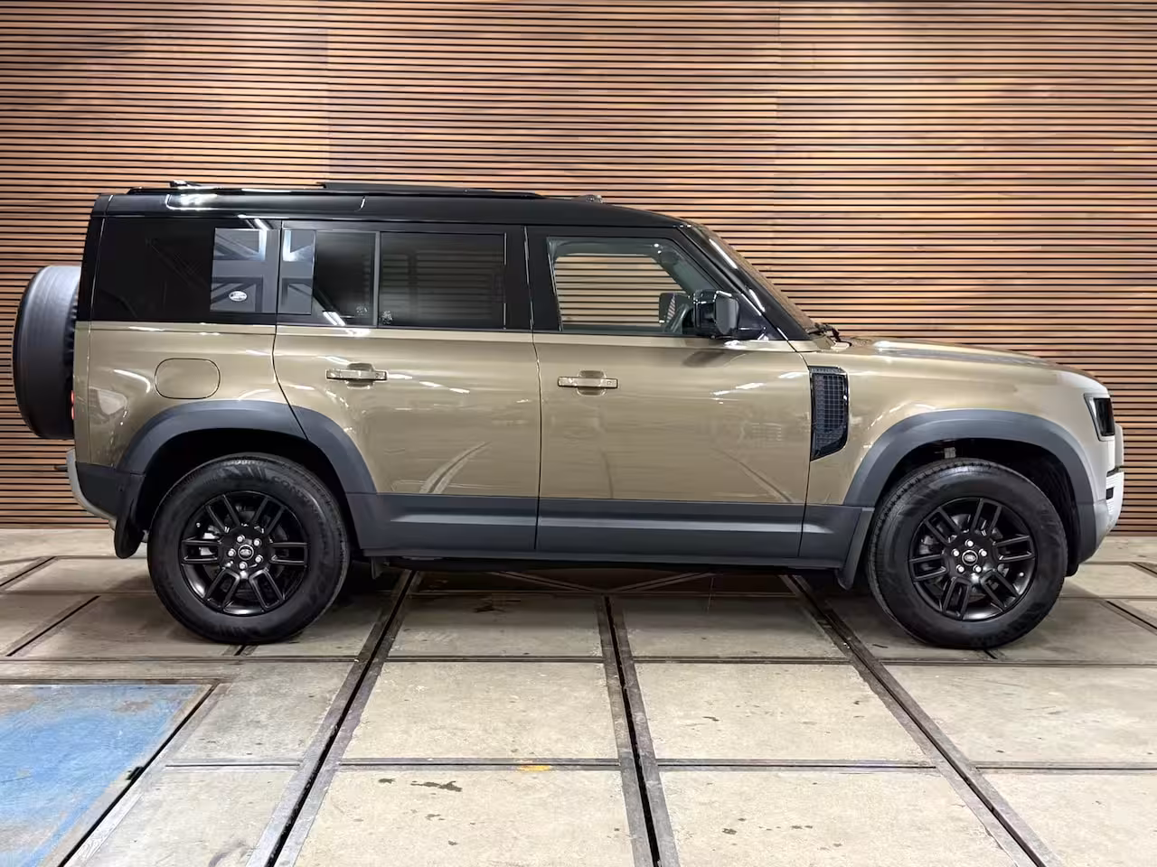 Land Rover Defender 110 2.0 D200 110 | Pano | PPF | Meridian | Trekhaak | Carplay | Geel kenteken