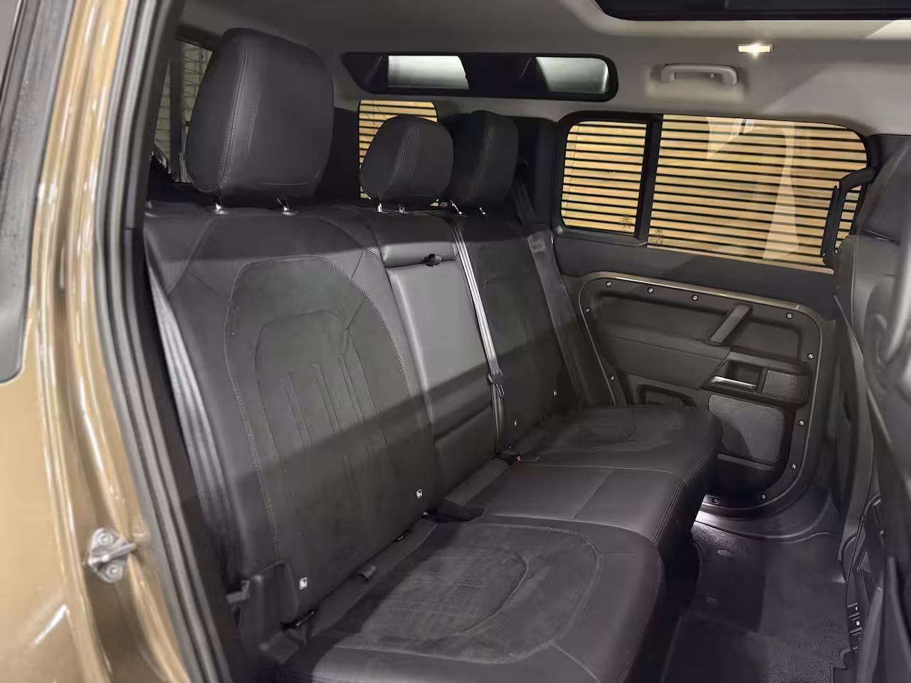 Land Rover Defender 110 2.0 D200 110 | Pano | PPF | Meridian | Trekhaak | Carplay | Geel kenteken