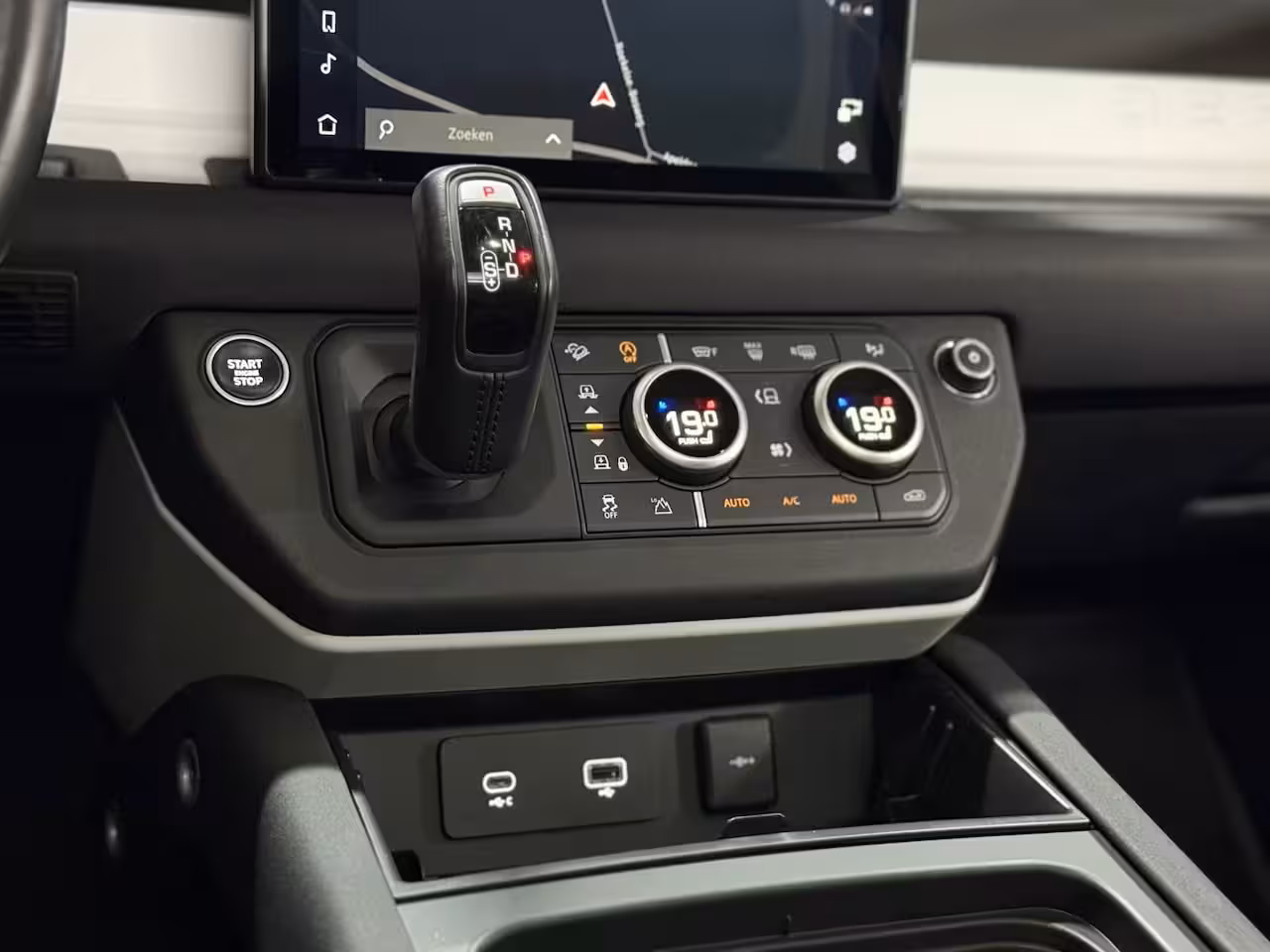 Land Rover Defender 110 2.0 D200 110 | Pano | PPF | Meridian | Trekhaak | Carplay | Geel kenteken