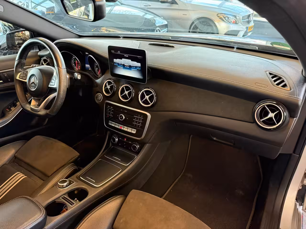 Mercedes-Benz A-klasse 180 AMG White Art | Automaat | Panoramadak | Achteruitrijcamera | Origineel Nederlands | C