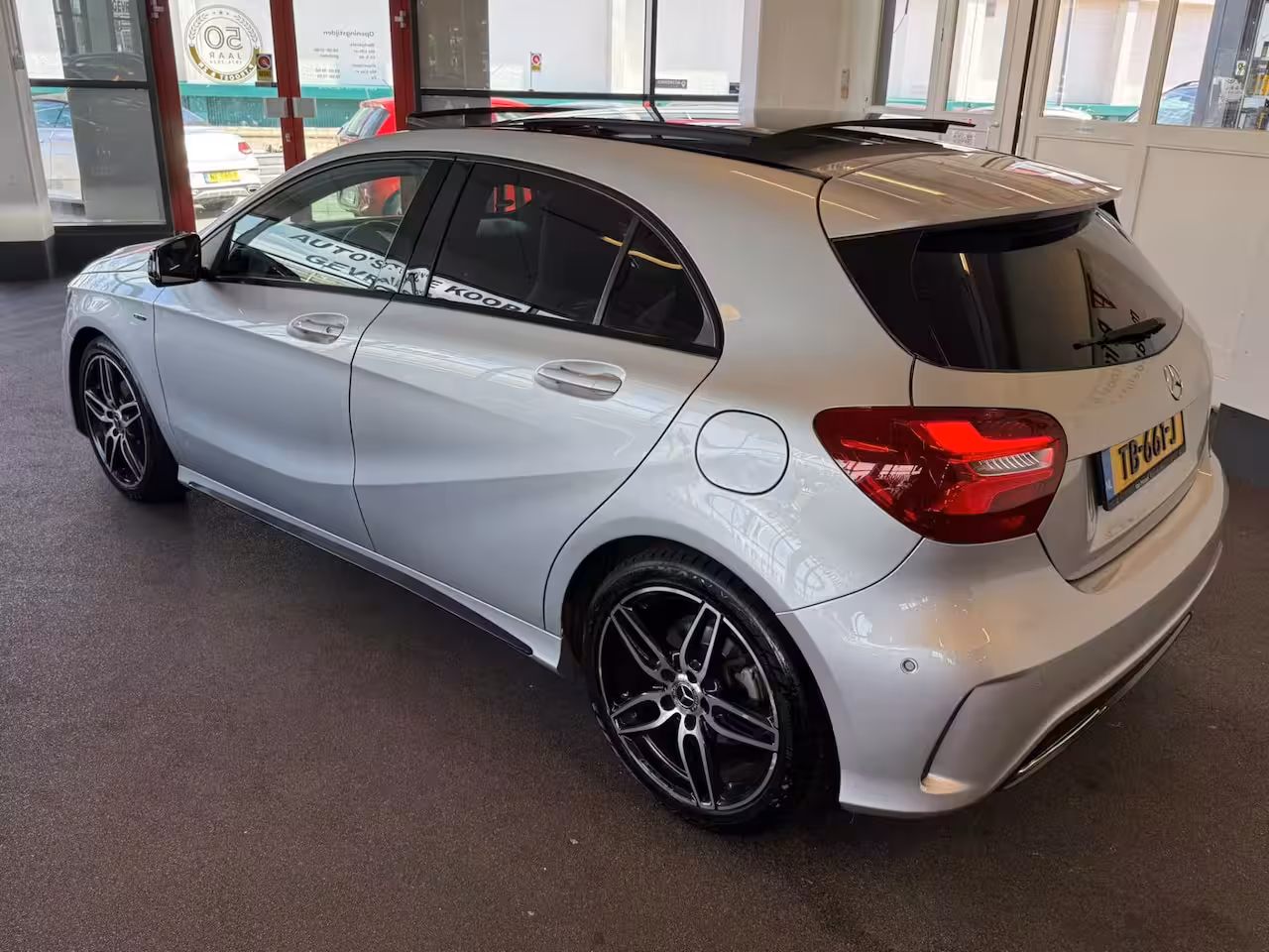 Mercedes-Benz A-klasse 180 AMG White Art | Automaat | Panoramadak | Achteruitrijcamera | Origineel Nederlands | C