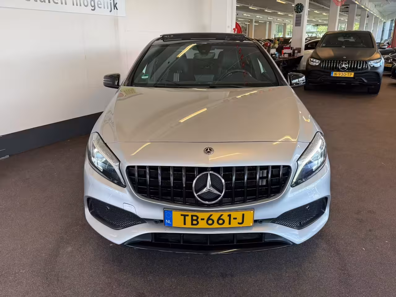 Mercedes-Benz A-klasse 180 AMG White Art | Automaat | Panoramadak | Achteruitrijcamera | Origineel Nederlands | C