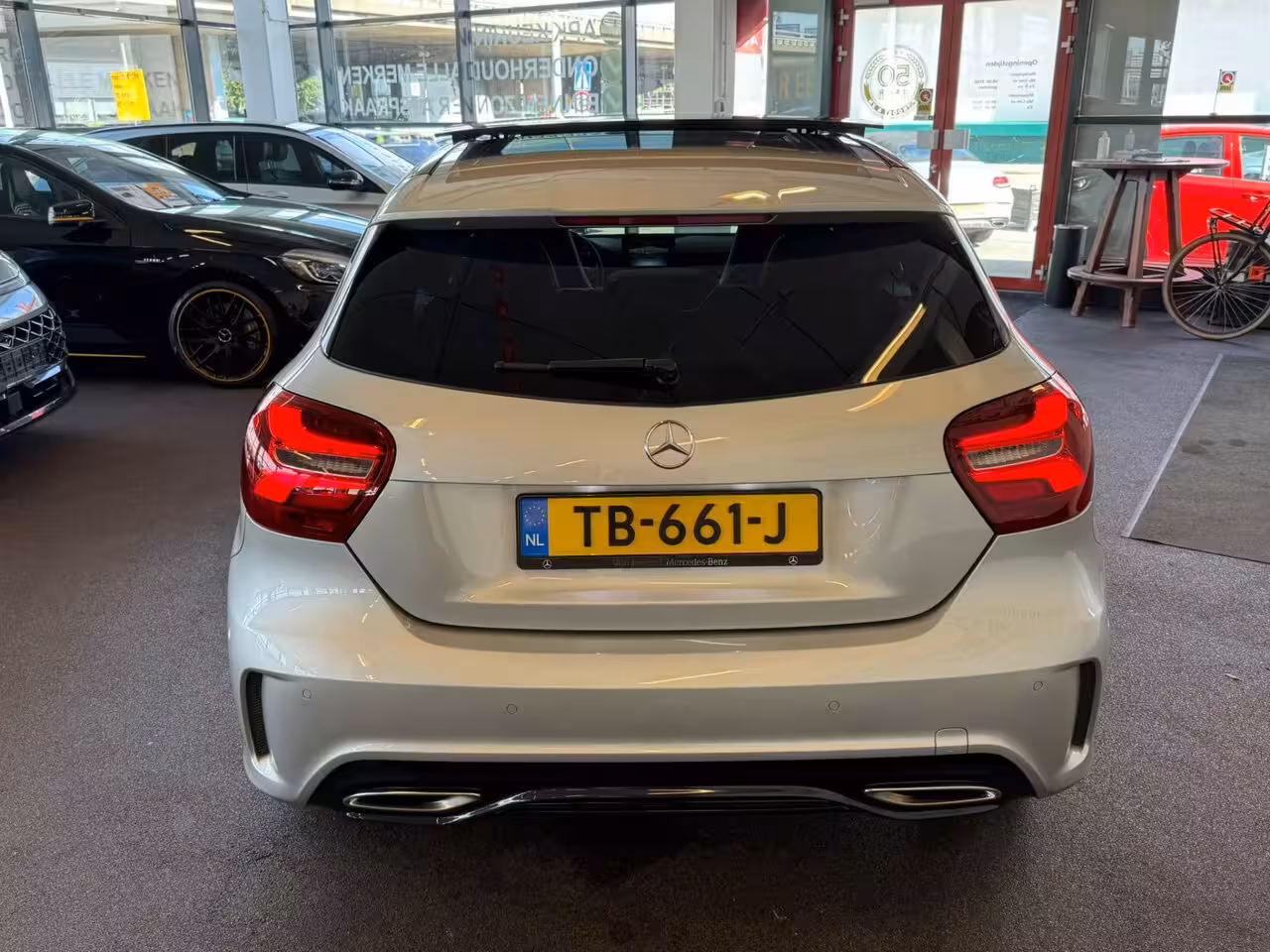 Mercedes-Benz A-klasse 180 AMG White Art | Automaat | Panoramadak | Achteruitrijcamera | Origineel Nederlands | C