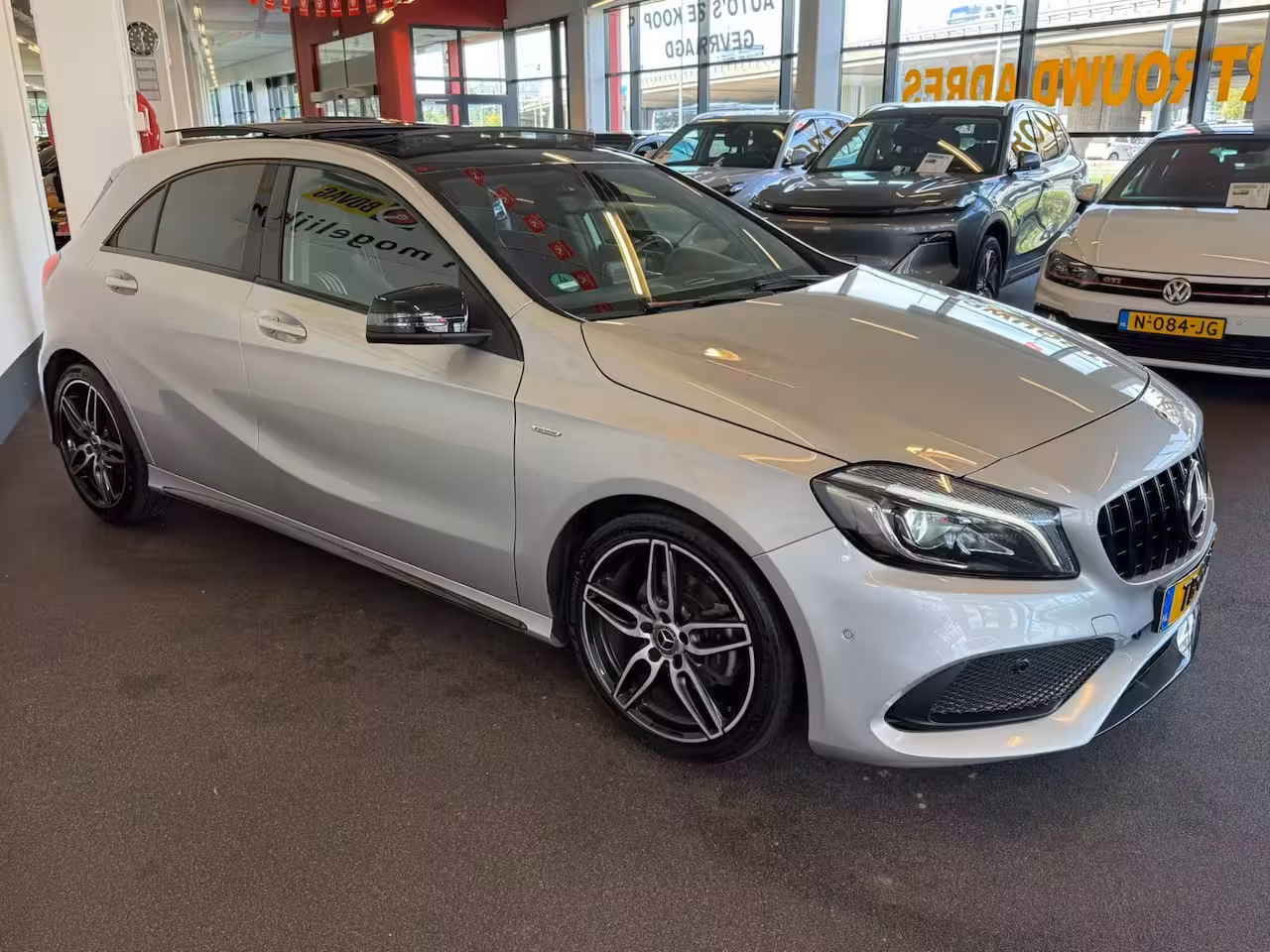 Mercedes-Benz A-klasse 180 AMG White Art | Automaat | Panoramadak | Achteruitrijcamera | Origineel Nederlands | C