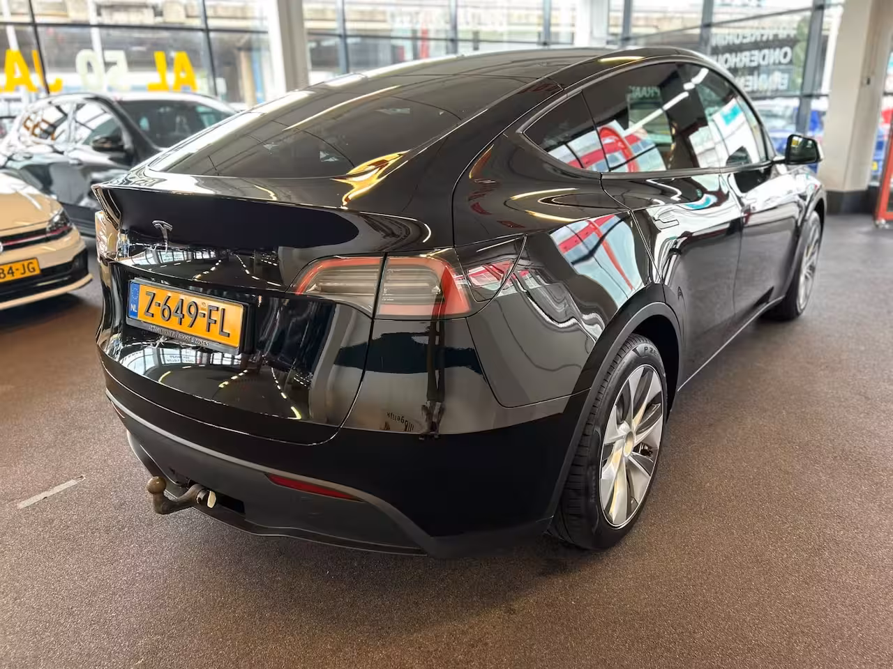 Tesla Model Y RWD 58 kWh Nederlandse auto | Panoramadak | Afneembare trekhaak | Stoelverwarming | Achter