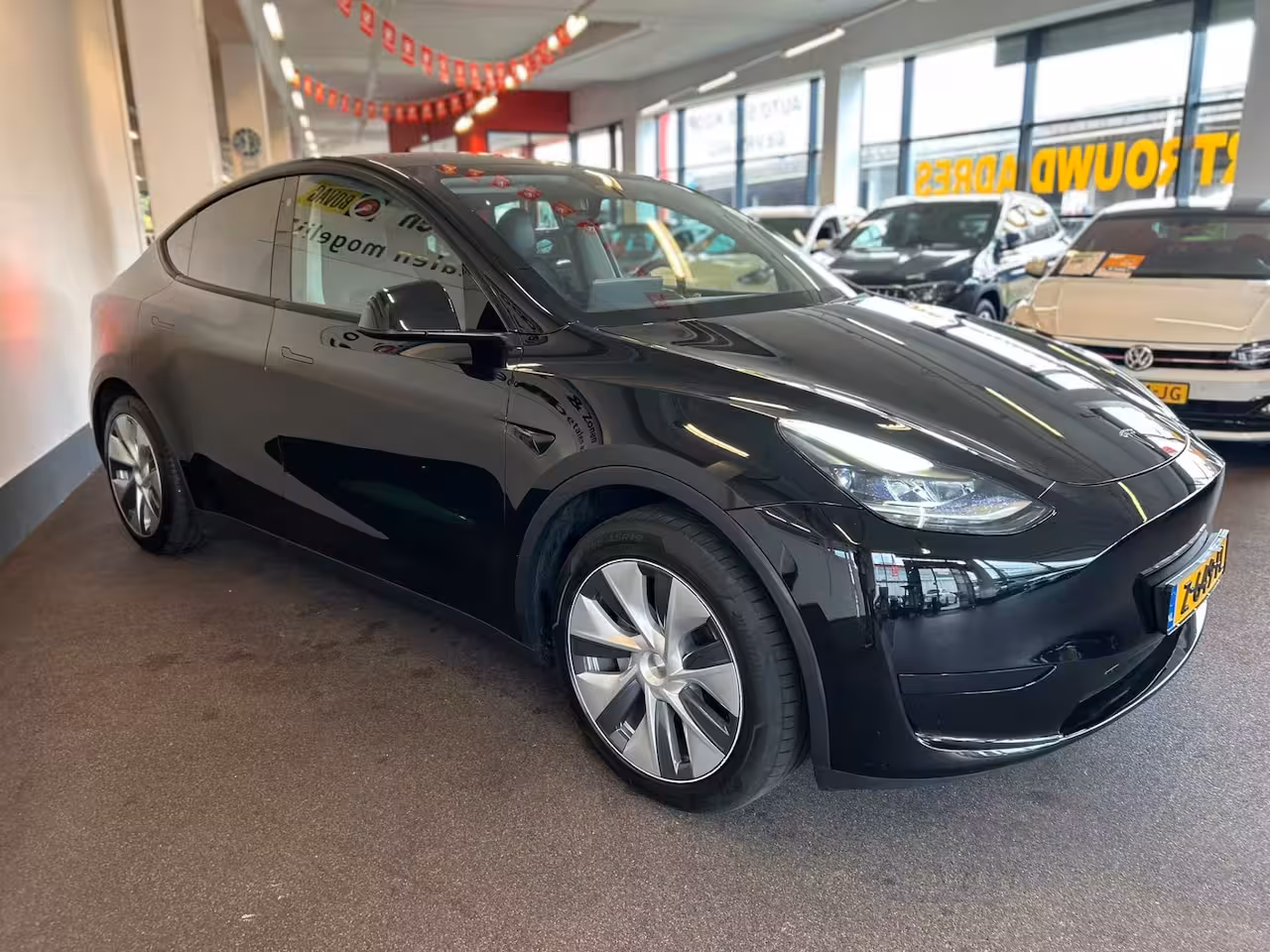 Tesla Model Y RWD 58 kWh Nederlandse auto | Panoramadak | Afneembare trekhaak | Stoelverwarming | Achter