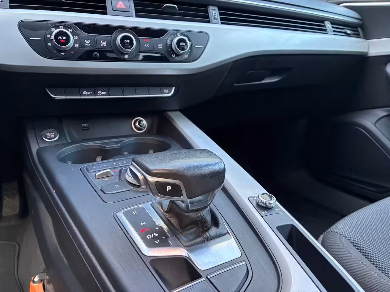 Audi A4 Limousine 35 TFSI Sport Lease Edition Trekhaak Led 4 seizoensbanden