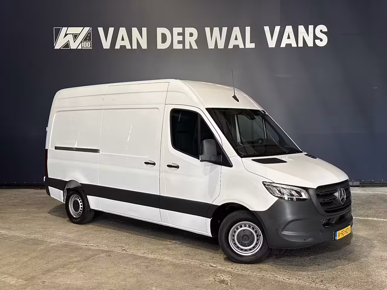 Mercedes-Benz Sprinter 317 CDI 170pk L2H2 Euro6 Airco | Camera | Navigatie | Apple Carplay | LED | Stoelverwarmin