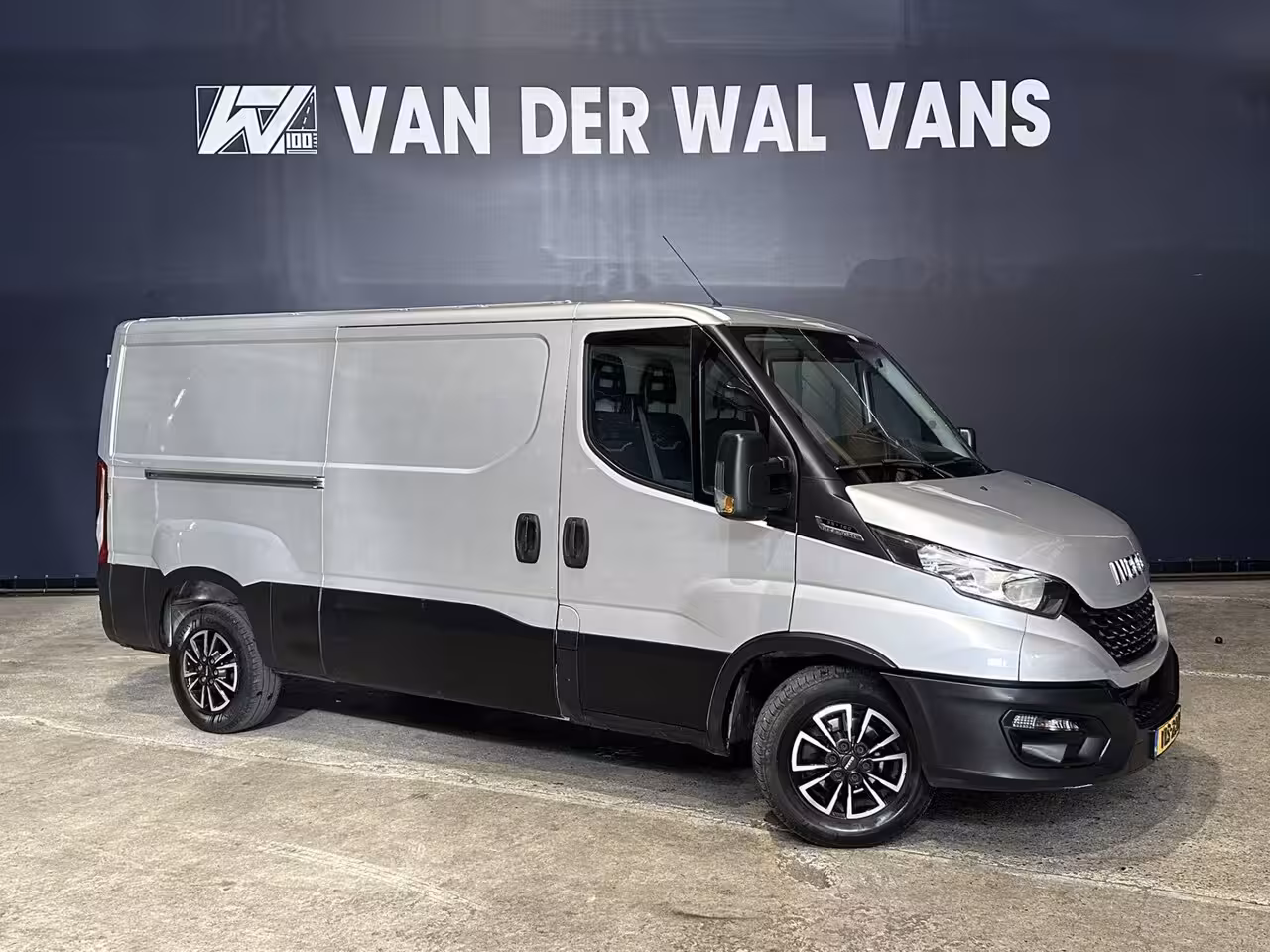 Iveco Daily 35S16V 157pk Automaat 3500kg Trekhaak L2H1 Euro6 Airco | Camera | Navigatie | LM Velgen Cr