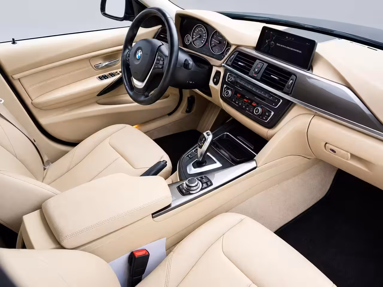 BMW 3-serie 335i | Clima | Cruise | Multimedia/Navi | Memory | Stoelverwarming | Leder | PDC + Camera